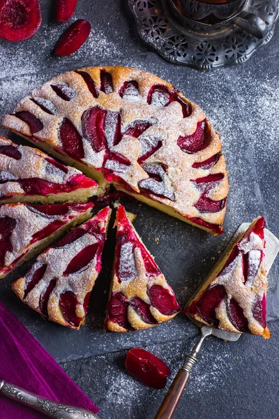 Torta di prugne rustico su sfondo scuro — Foto Stock