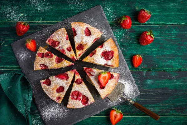 Rstic 여름 딸기 케이크 — 스톡 사진