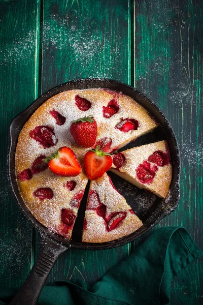 Rstic zomer aardbei taart op gietijzeren pan — Stockfoto