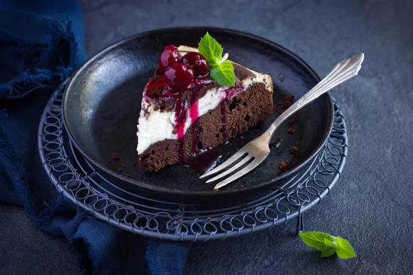 Kus cheesecake brownie dort s višňovou omáčkou — Stock fotografie