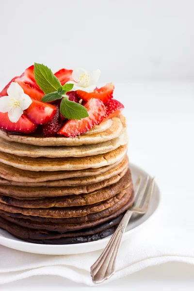 Panquecas de chocolate Ombre com morango fresco em backgrou branco — Fotografia de Stock