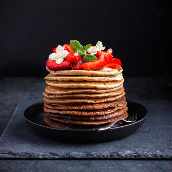 Crêpes au chocolat Ombre aux fraises fraîches sur fond foncé — Photo