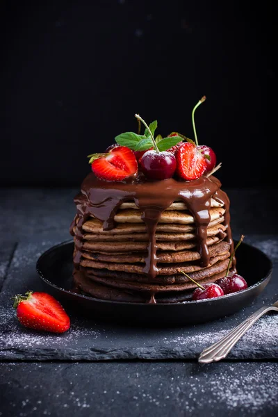 Ombre Schokolade Pfannkuchen mit frischen Beeren und Schokoladensauce — Stockfoto