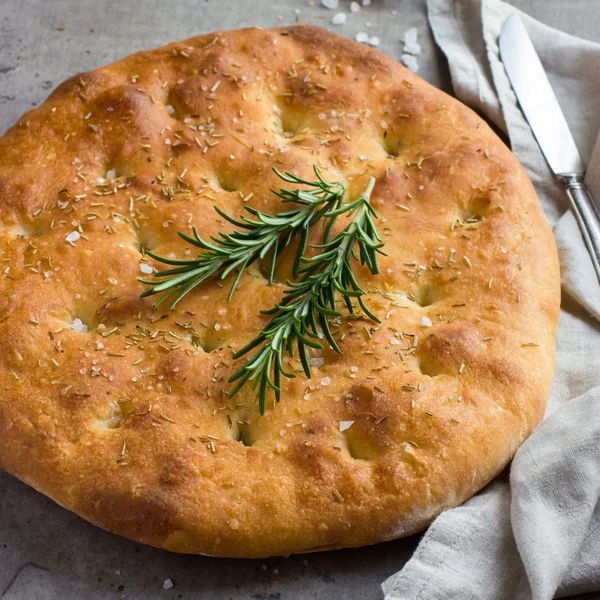 Italiaans brood focaccia met zeezout en rozemarijn — Stockfoto
