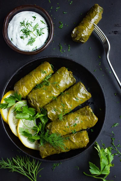 Dolma, hojas de uva rellenas de arroz y carne —  Fotos de Stock