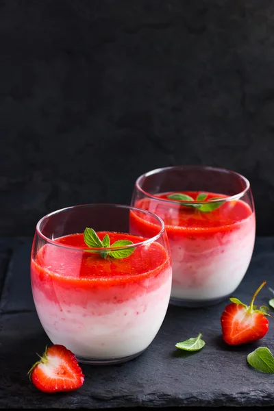 Leckerer ombre Erdbeer-Smoothie — Stockfoto