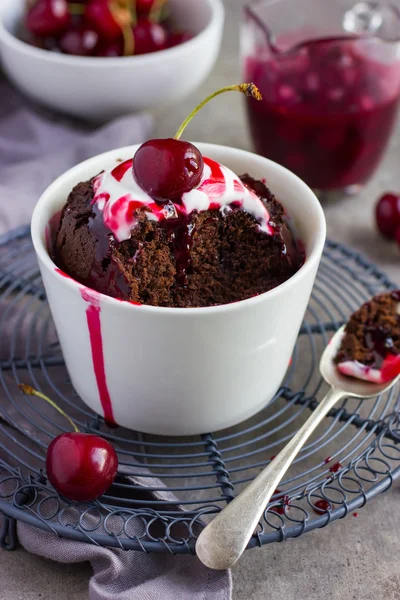 Muffin de chocolate com creme e molho de cereja em um ramekin — Fotografia de Stock