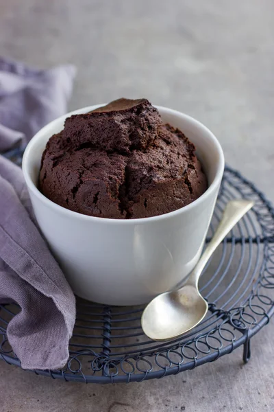 Magdalena de chocolate en ramekin blanco — Foto de Stock