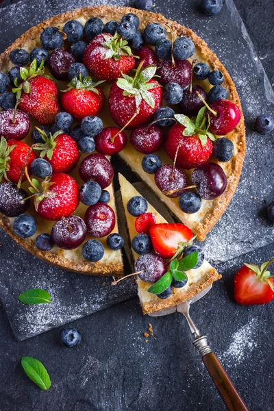新鮮な夏の果実とチーズケーキ — ストック写真