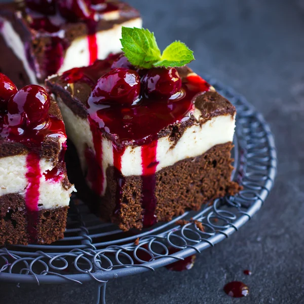 Cheesecake Brownies mit Kirschsoße, selektiver Fokus — Stockfoto