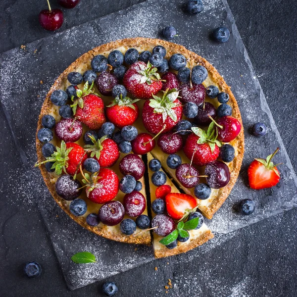 Cheesecake med färska sommarbär — Stockfoto