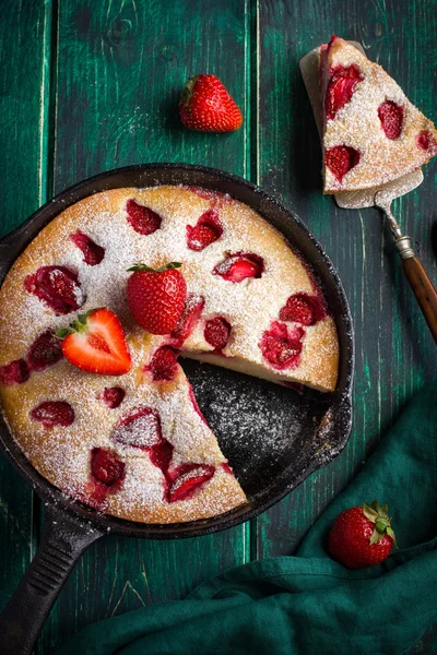 rustic summer strawberry cake