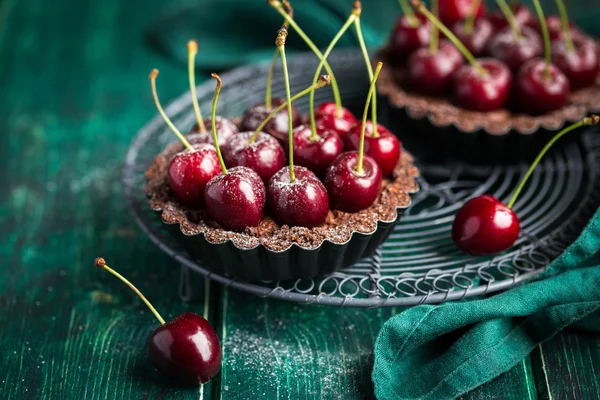 Chocolate tarts with fresh sweet cherry — Stock Photo, Image