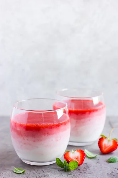 Leckerer ombre Erdbeer-Smoothie — Stockfoto