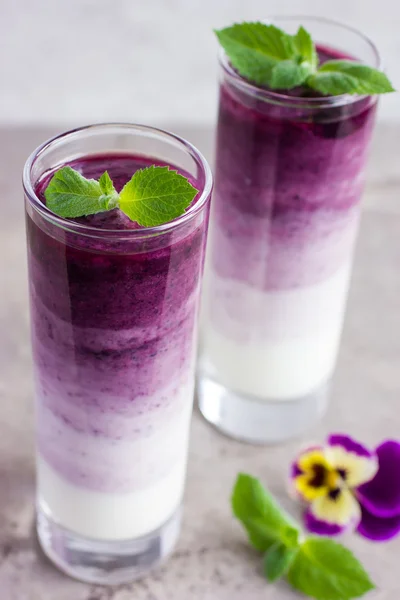 Delicious ombre blueberry smoothie — Stock Photo, Image