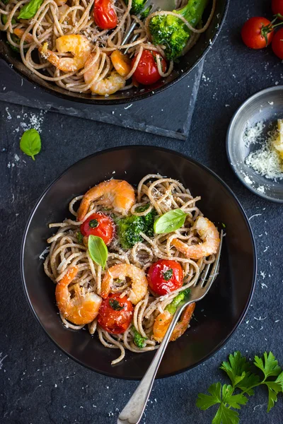 Spaghetti pasta met garnalen en broccoli — Stockfoto