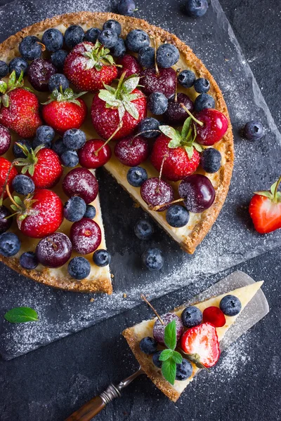 신선한 여름 딸기와 치즈 케이크 — 스톡 사진