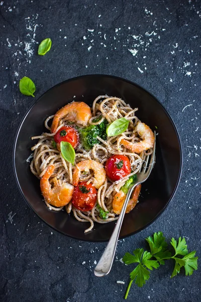 Spaghetti pasta met garnalen en broccoli — Stockfoto