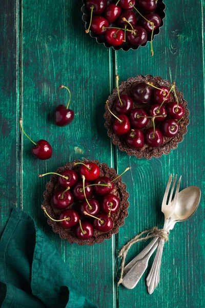 Chocolate tarts with fresh sweet cherry — Stock Photo, Image