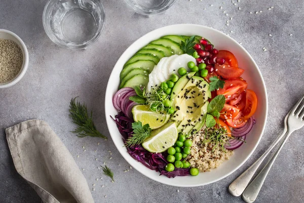 Sağlıklı Vejetaryen Yemek Kasesi Avokado Kinoa Domates Salatalık Kırmızı Lahana — Stok fotoğraf