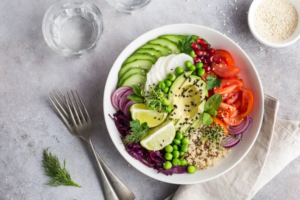 Υγιεινό Vegan Μπολ Γεύμα Αβοκάντο Κινόα Ντομάτα Αγγούρι Κόκκινο Λάχανο Εικόνα Αρχείου