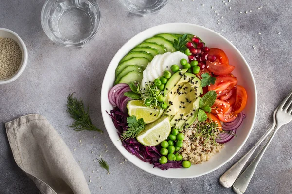 Gesunde Vegane Mittagsschüssel Avocado Quinoa Tomaten Gurken Rotkohl Grüne Erbsen lizenzfreie Stockfotos