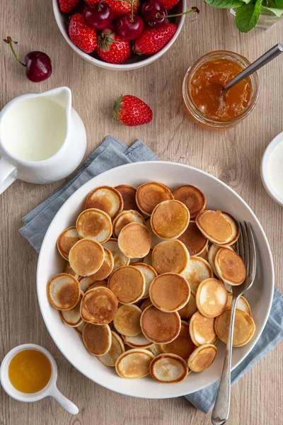 Mini Pfannkuchen Auf Weißem Teller Draufsicht Holzhintergrund lizenzfreie Stockfotos