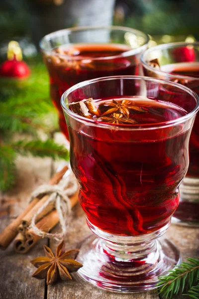 Vino caliente con canela y estrella de anís — Foto de Stock