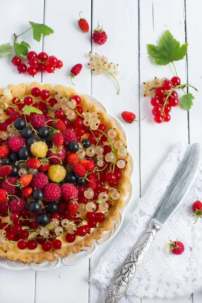 Torte mit frischen Beeren — Stockfoto