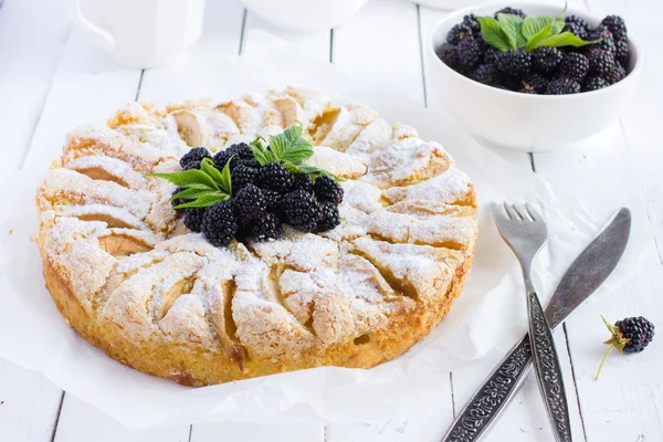 Apple pie with fresh blackberry and icing shugar — Stock Photo, Image