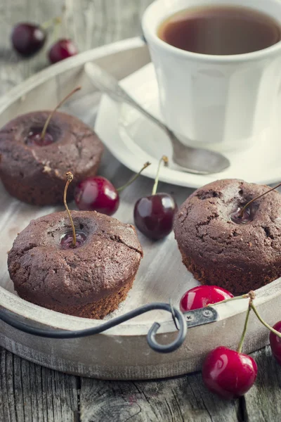 Cherry muffins och kopp te på en trä bricka — Stockfoto