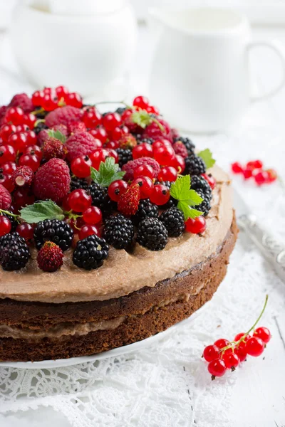 Schokoladenkuchen mit frischen Beeren — Stockfoto