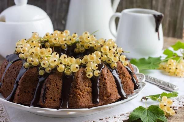 Chocolade cake versierd chocolade glazuur en witte bessen — Stockfoto