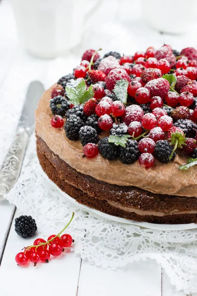 Chocolate cake with fresh berries — Stock Photo, Image