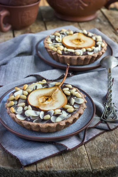 Chocolade tartlets met peer en noten — Stockfoto