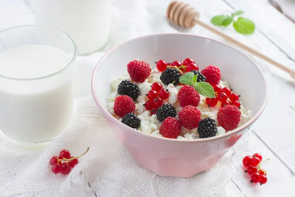 Cottage cheese with fresh berries — Stock Photo, Image