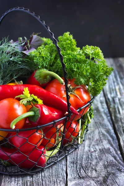 Verduras orgánicas frescas en la cesta — Foto de Stock