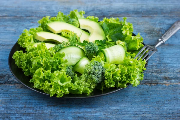 Taze yeşil salata avokado, salatalık ve brokoli ile — Stok fotoğraf