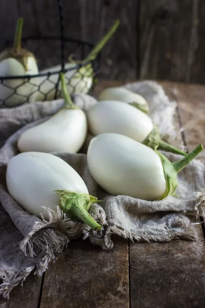 Verse organische witte aubergines — Stockfoto