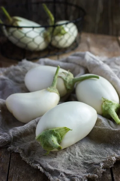 Verse organische witte aubergines — Stockfoto