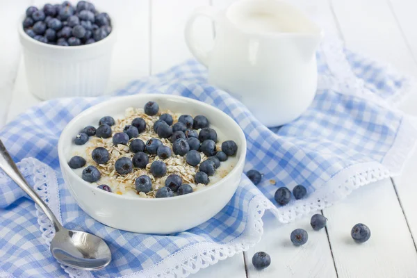 Gesundes Frühstück mit Müsli, Naturjoghurt und frischen Blaubeeren — Stockfoto