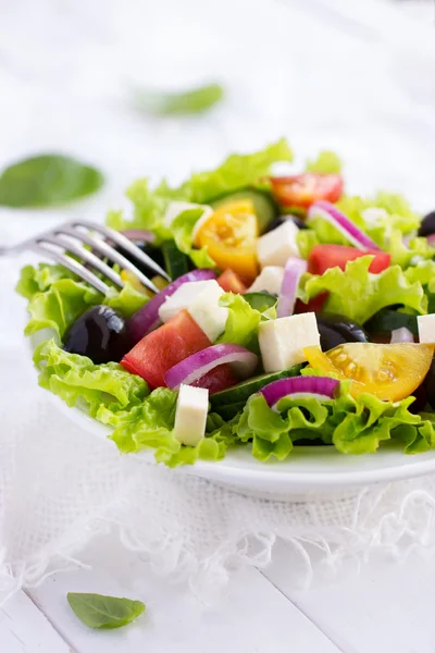 Grekisk sallad på en vit skål — Stockfoto