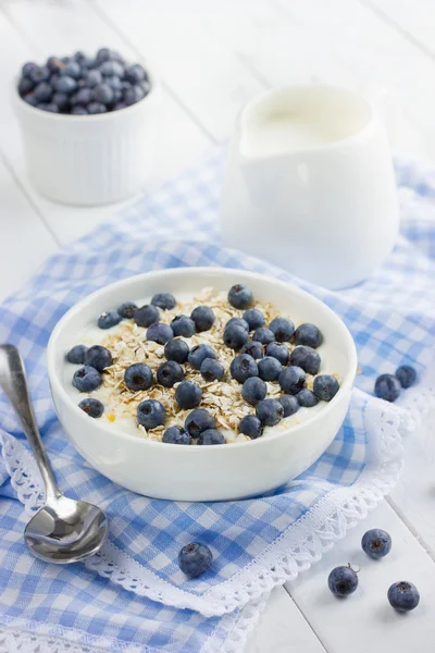 Sarapan sehat dengan muesli, yogurt alami dan blueberr segar — Stok Foto