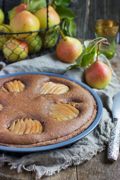 Zelfgemaakte chocolade taart met frangipane en peren — Stockfoto