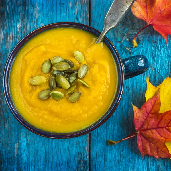 ボウルにかぼちゃのスープ — ストック写真