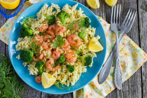Makarna brokoli ve karides ile — Stok fotoğraf