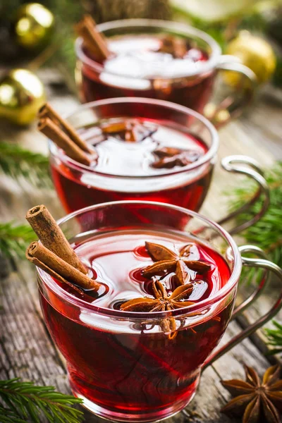 Vino caliente con canela y estrella de anís — Foto de Stock