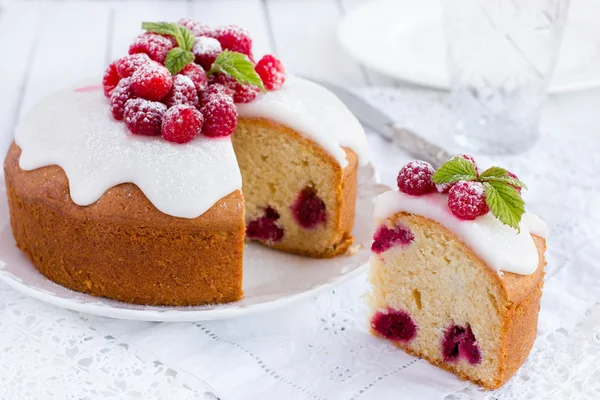 Hallon tårta med socker glasyr — Stockfoto