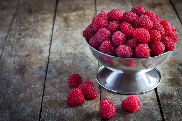 Himbeeren in einer Metallschüssel — Stockfoto