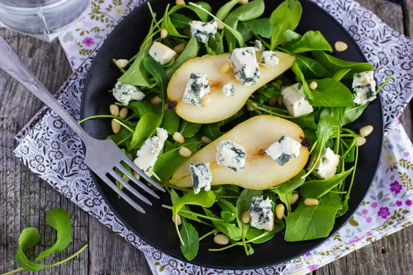 Salad with pears, arugula, blue cheese and pine nuts — Stock Photo, Image